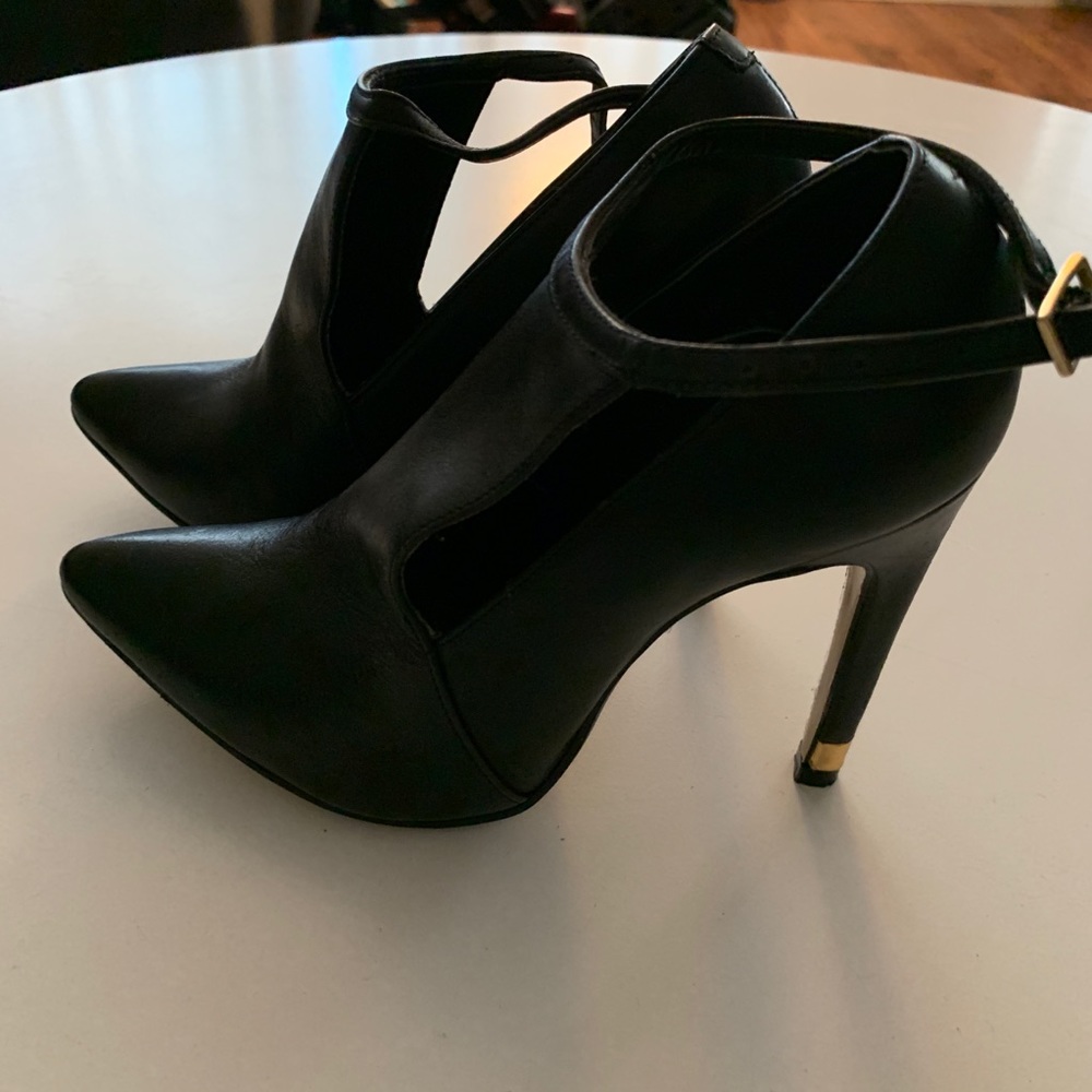 Andrea black booties